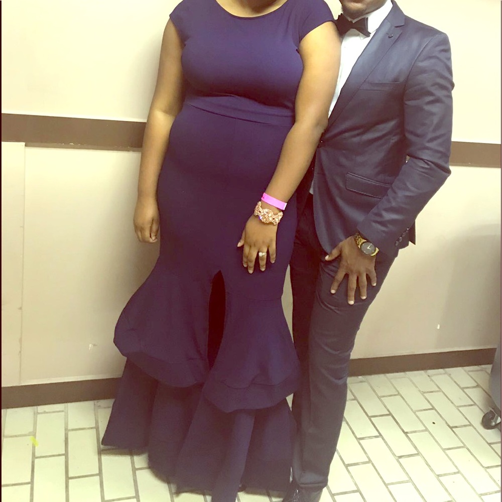 Navy blue mermaid gown w/ slit